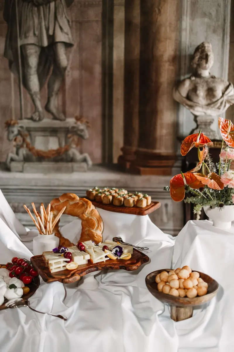 Brood, kaas en olijven op de aperitivotafel