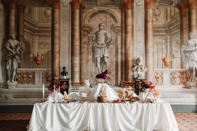 De aperitivotafel in de loggia met fresco's en beelden