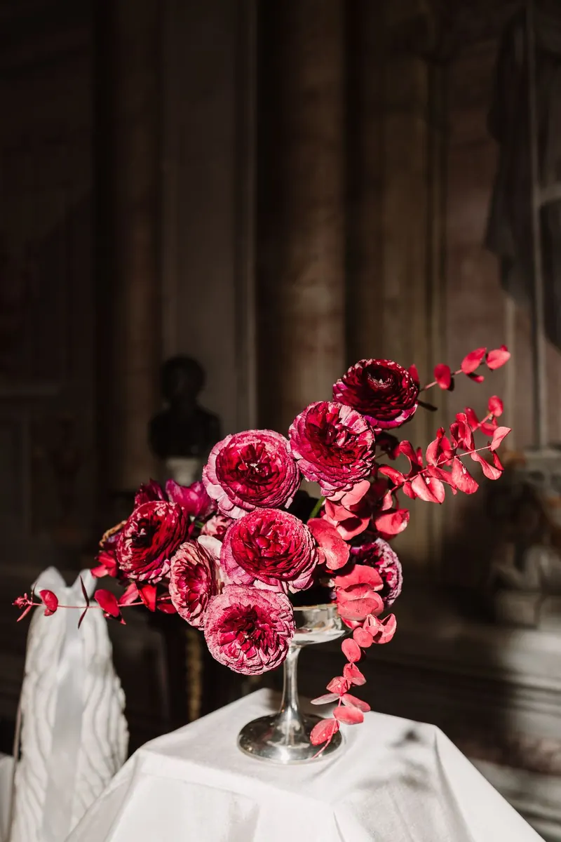 Bloemstuk met rode rozen op de dinertafel