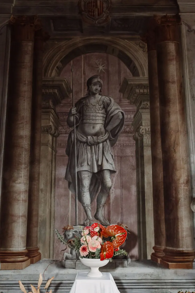 Bloemstuk voor een wandschildering met een Romeins beeld