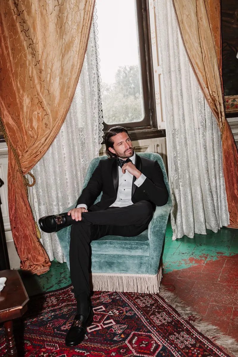 Portret van de bruidegom in een fluwelen fauteuil