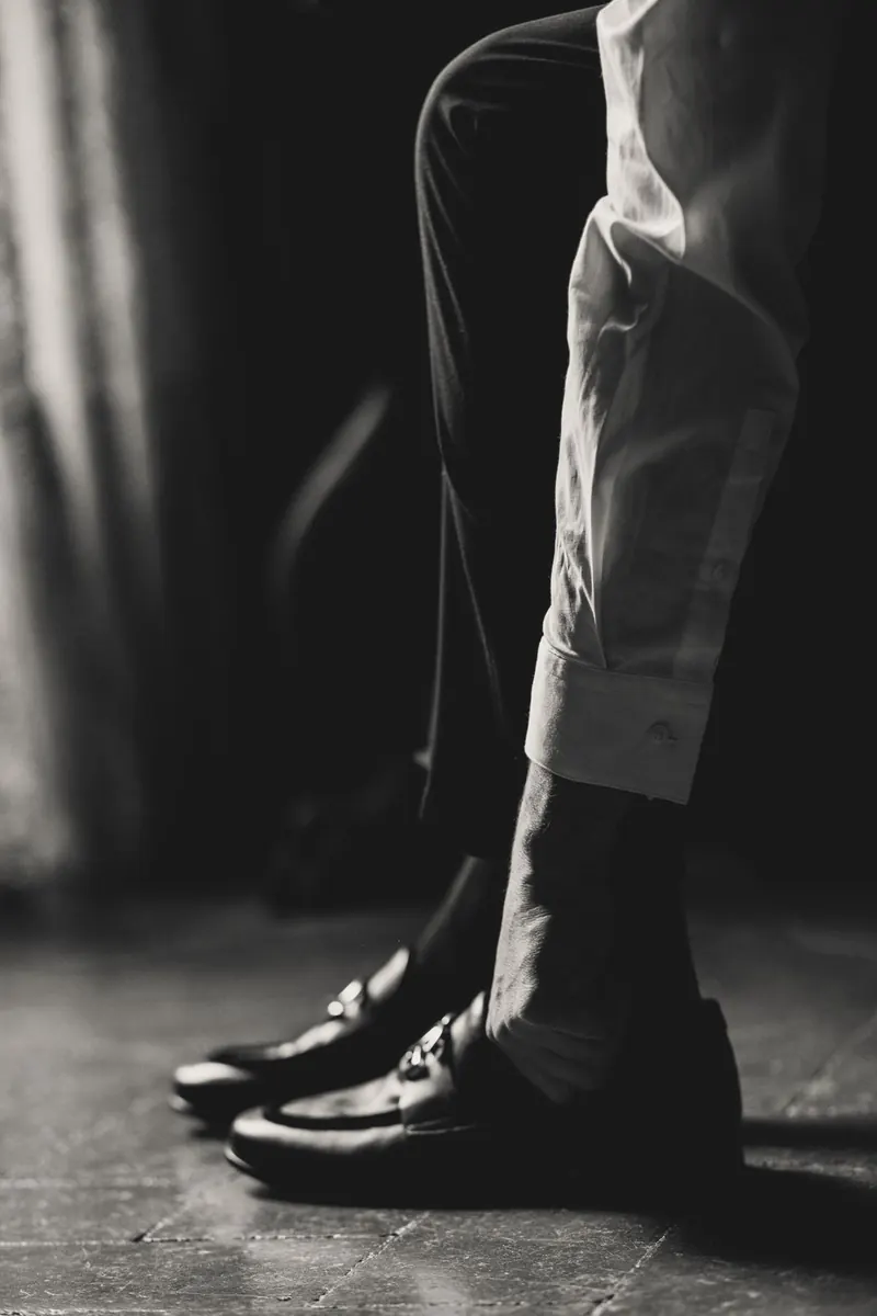 Detail van de schoenen van de bruidegom, monochrome foto