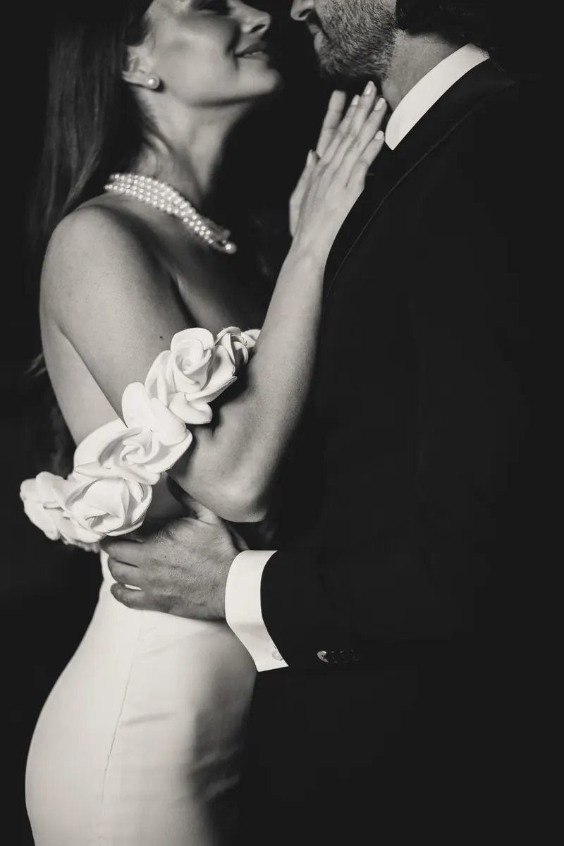 Intiem moment van het bruidspaar, monochrome foto