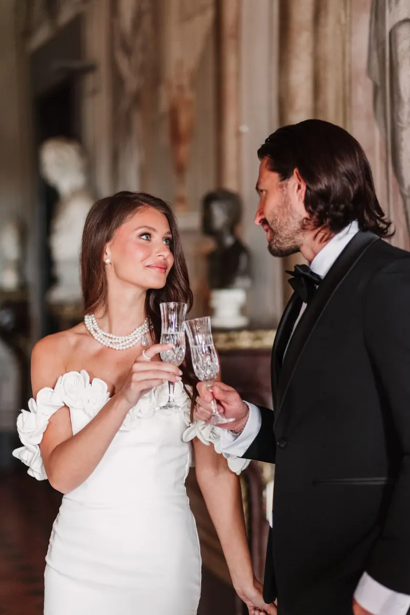 Het bruidspaar proost met prosecco