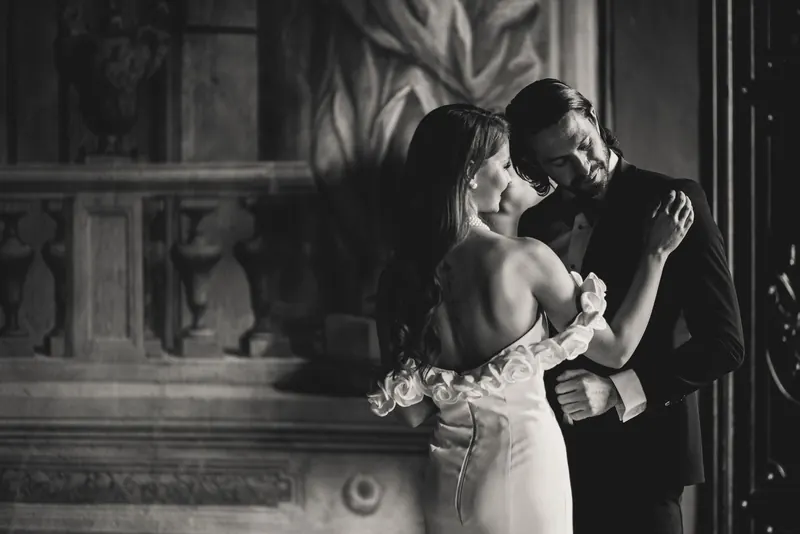Omhelzing na de first look, monochrome foto