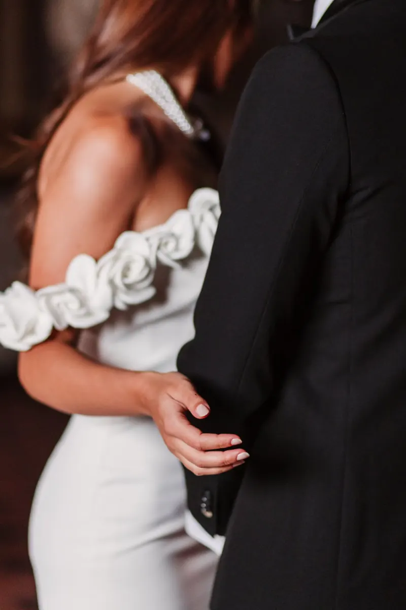 Een hand op de taille van de bruid, detail