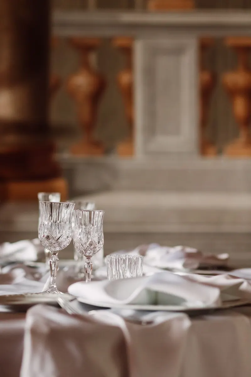 Kristallen glazen en servetten op de dinertafel