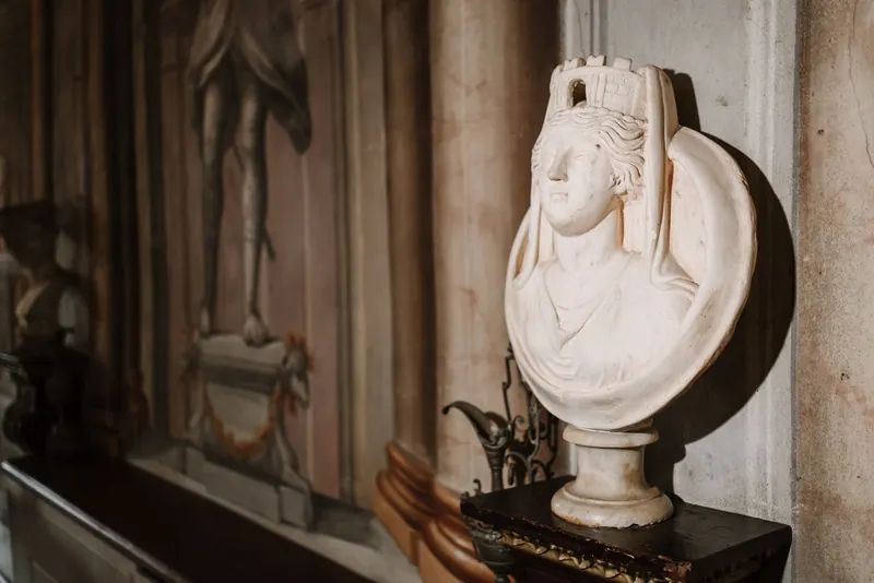 Marmeren buste in de historische vertrekken van de villa