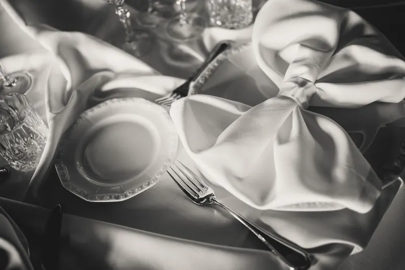Servet met strik op het bord, monochrome foto