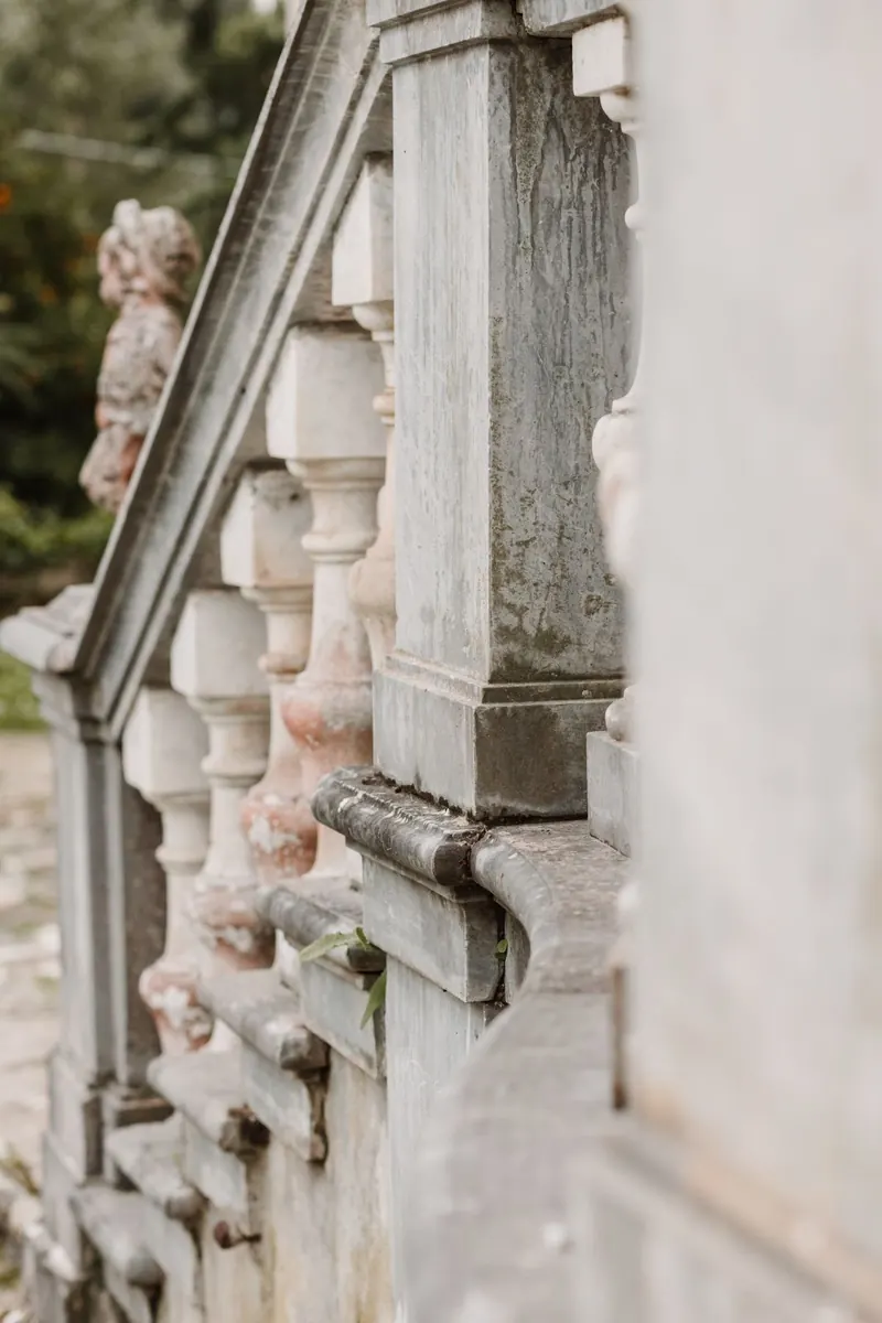 Stenen balustrade aan de trap van de villa