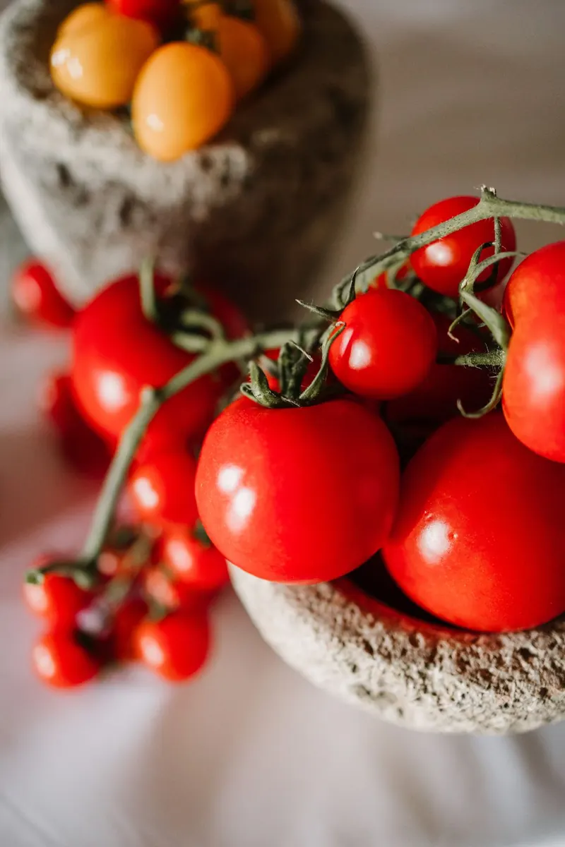 Tomaten als tafeldecoratie in een stenen schaal