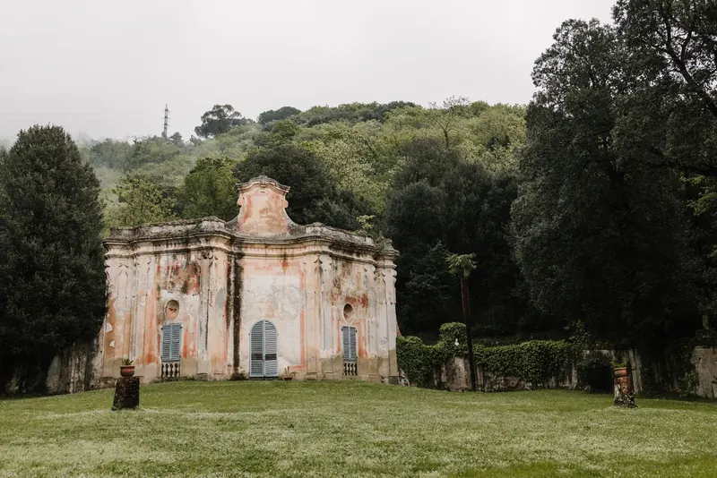 Het historische tuinpaviljoen in het park van Villa di Corliano