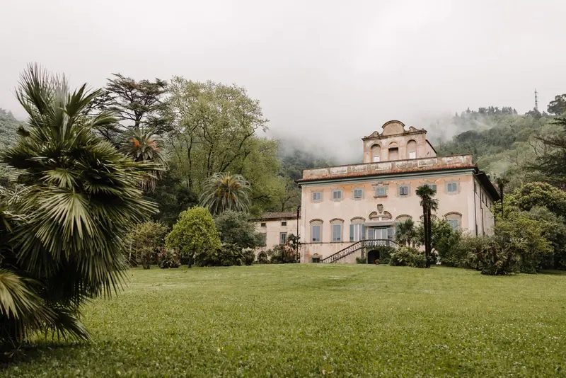 Villa e Parco di Corliano in de ochtendmist tussen Pisa en Lucca