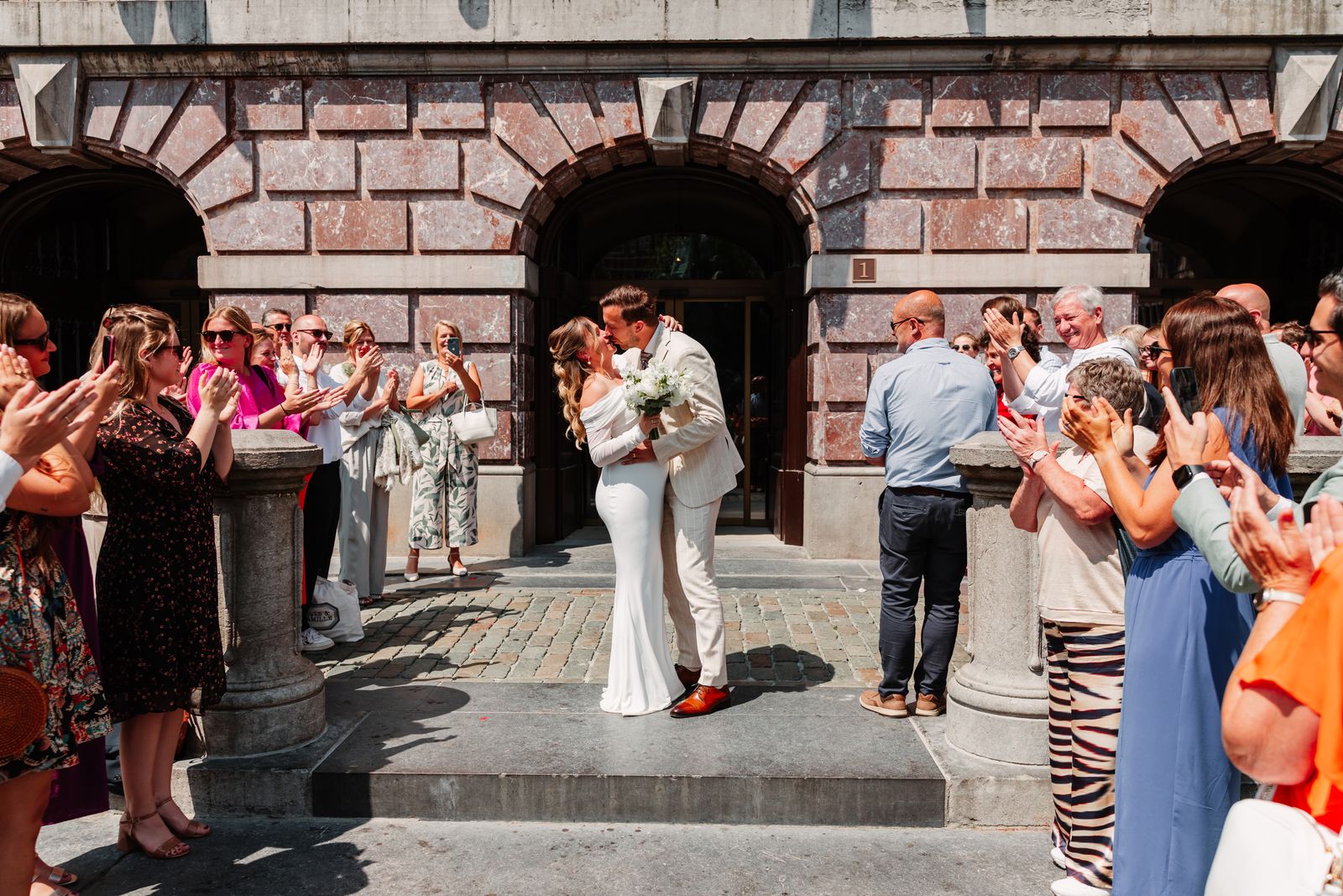 Applaus en een kus bij het buitenkomen van het stadhuis op de Grote Markt