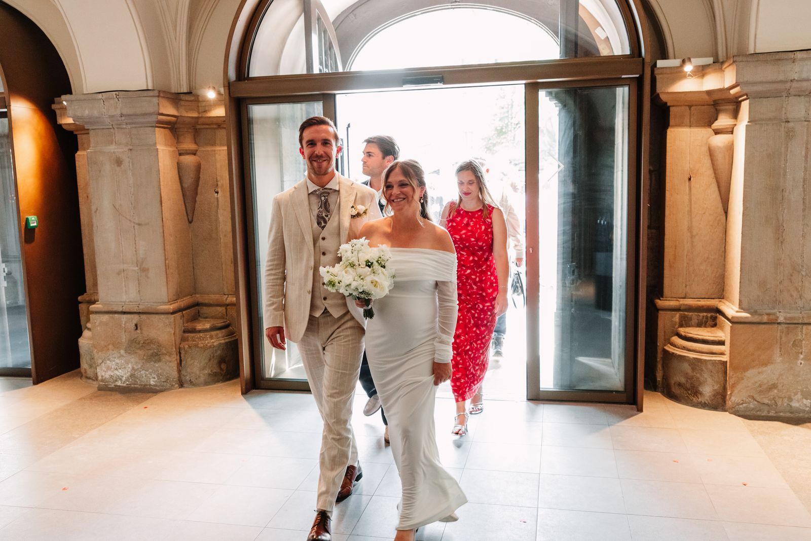 Julie en Olivier komen het stadhuis van Antwerpen binnen voor hun bruiloft