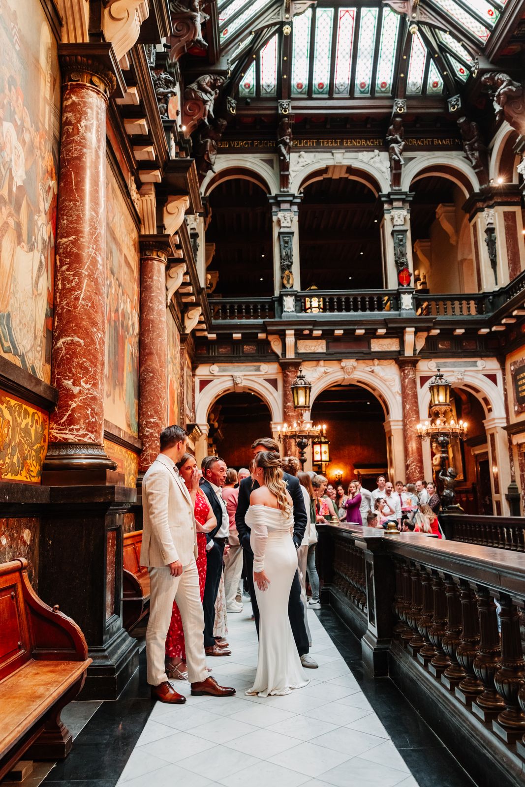 Julie en Olivier op de overdekte binnenplaats van het stadhuis van Antwerpen