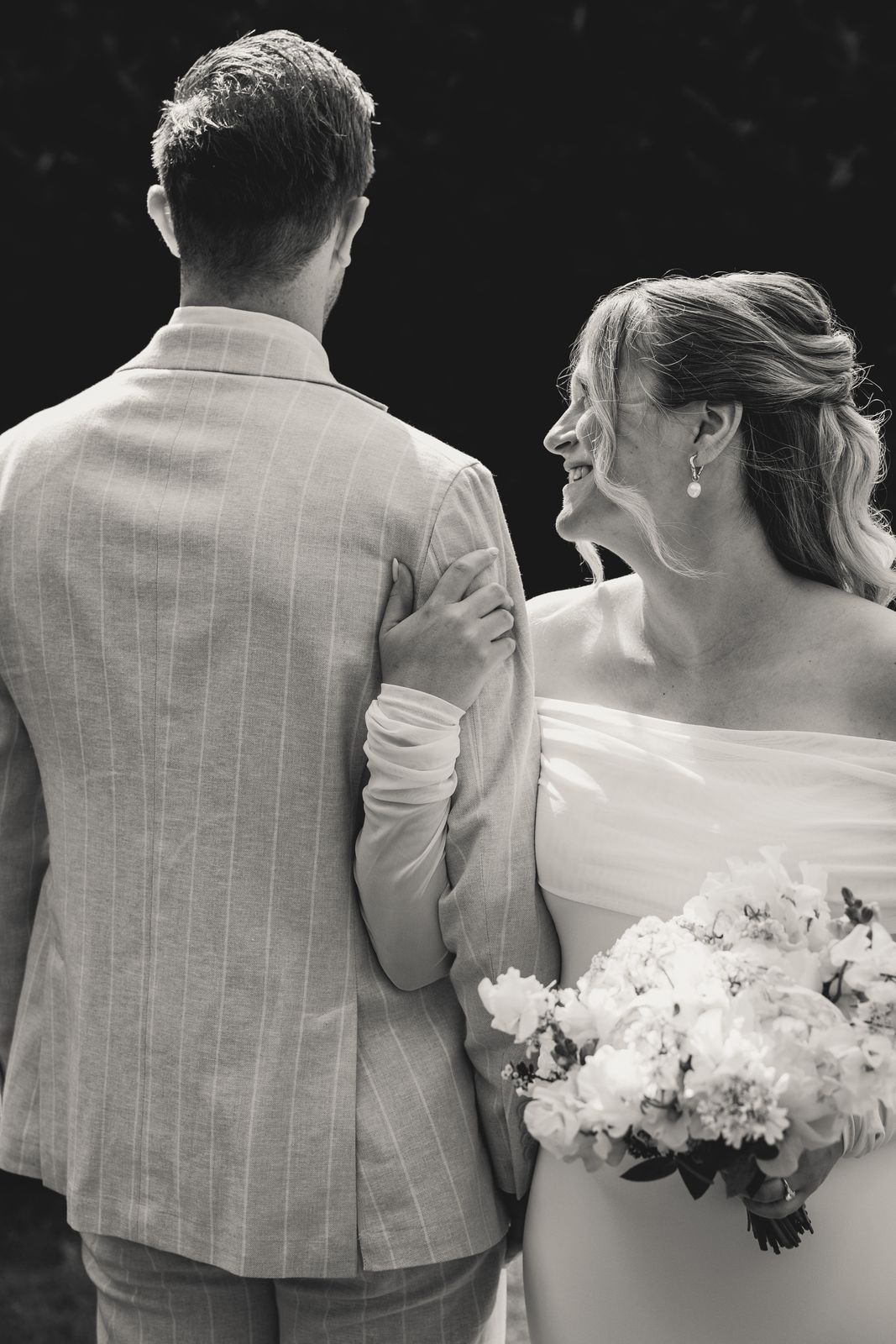 Julie kijkt om naar Olivier, monochrome foto
