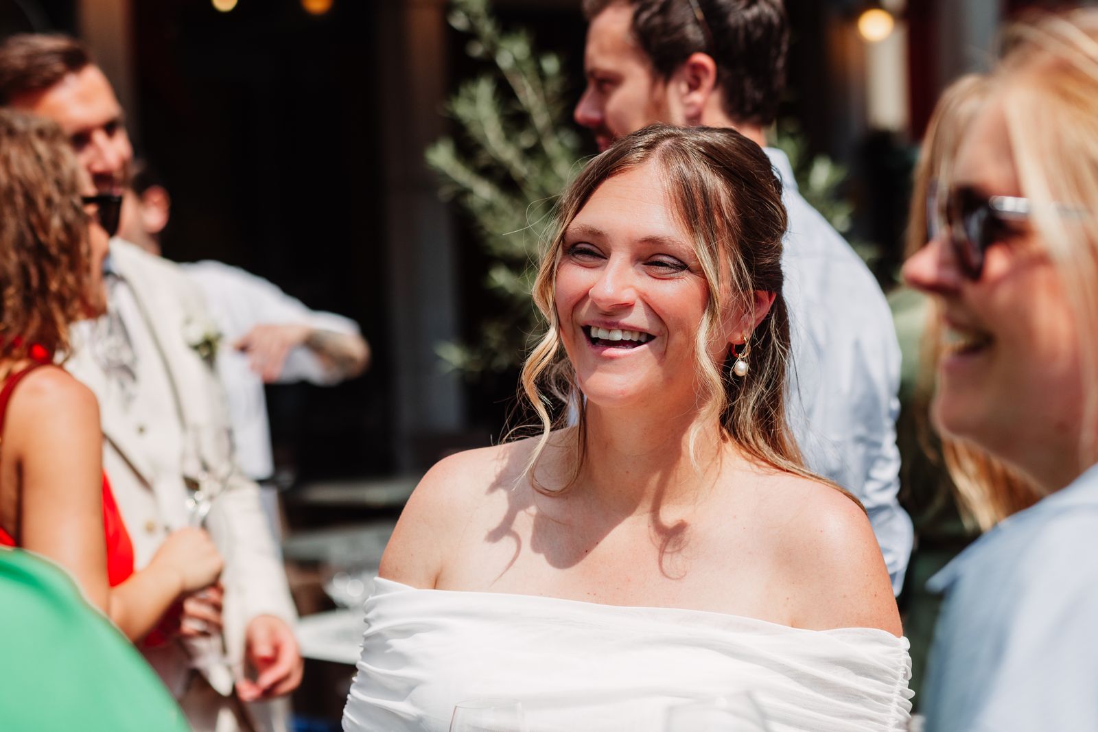 Julie straalt tijdens de receptie op het Hendrik Conscienceplein