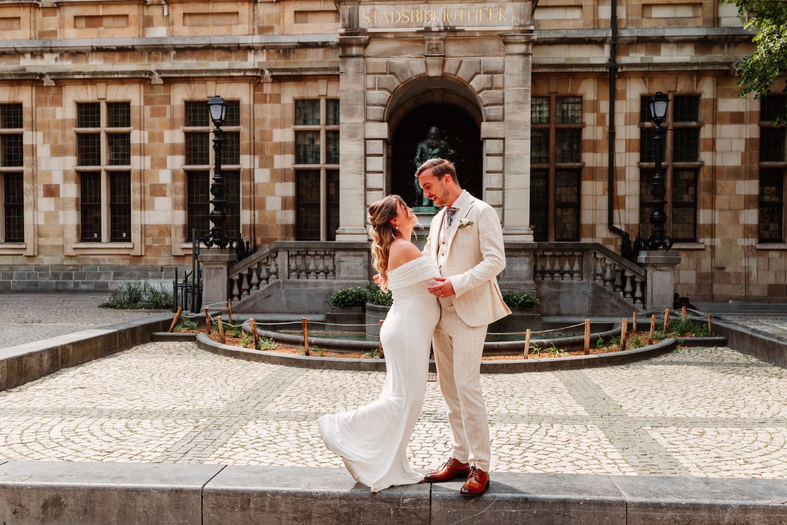 Julie en Olivier dansen op een stil plein in Antwerpen