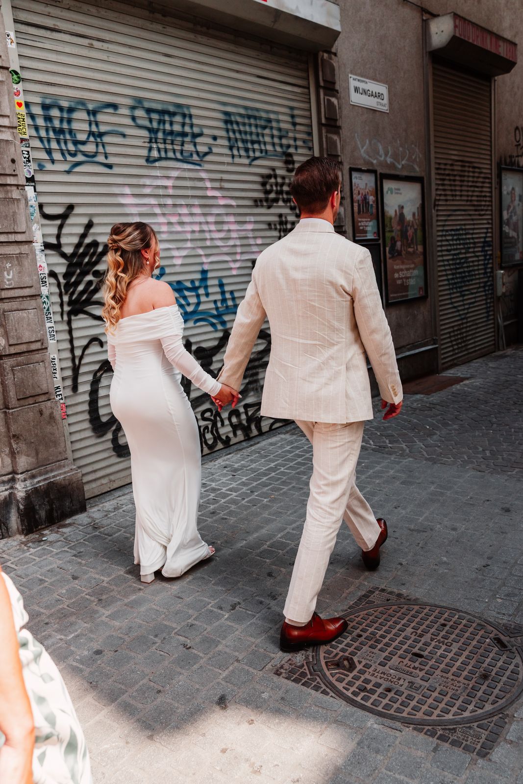 Julie en Olivier wandelen hand in hand langs graffiti in Antwerpen