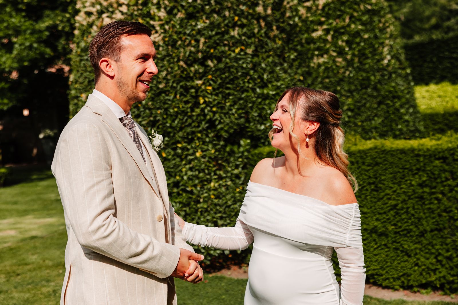 Julie en Olivier lachen samen tijdens de first look