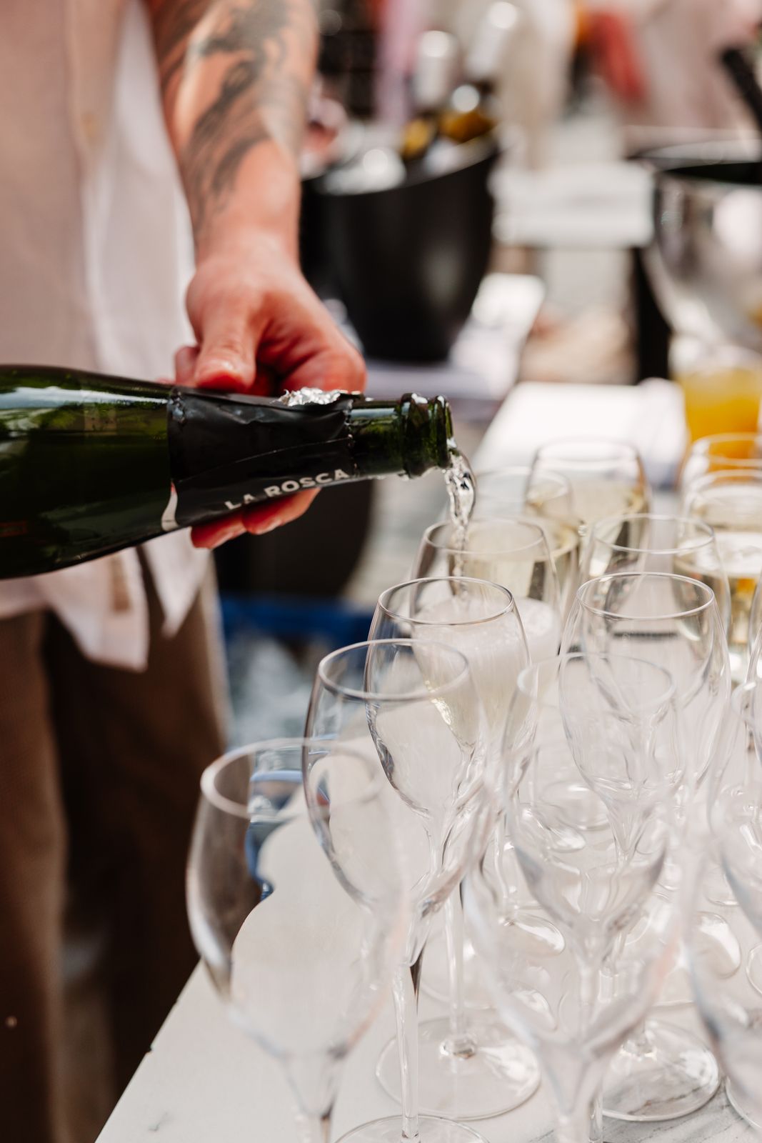 Champagne wordt ingeschonken op de receptie