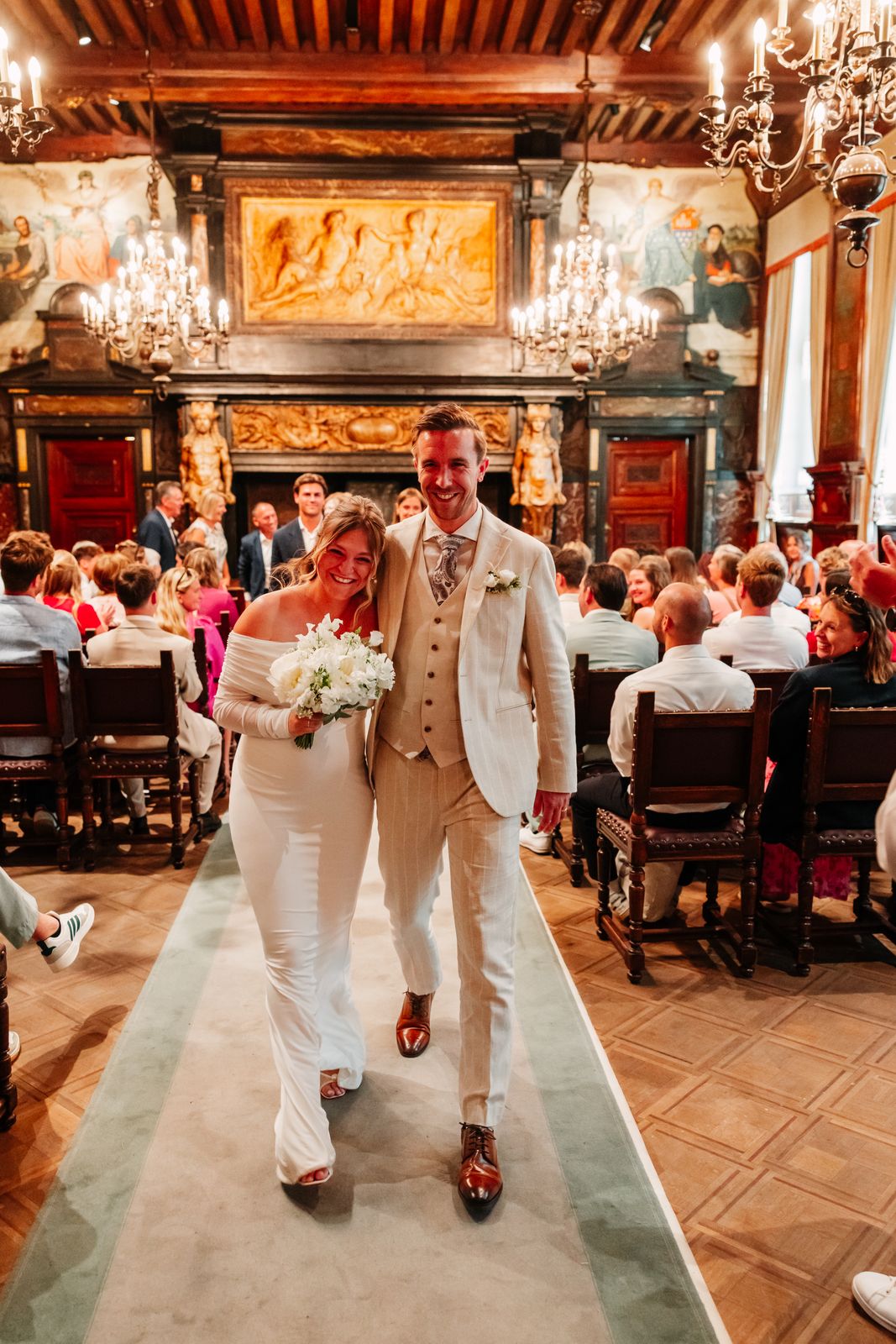 Julie en Olivier lopen als getrouwd stel door de trouwzaal