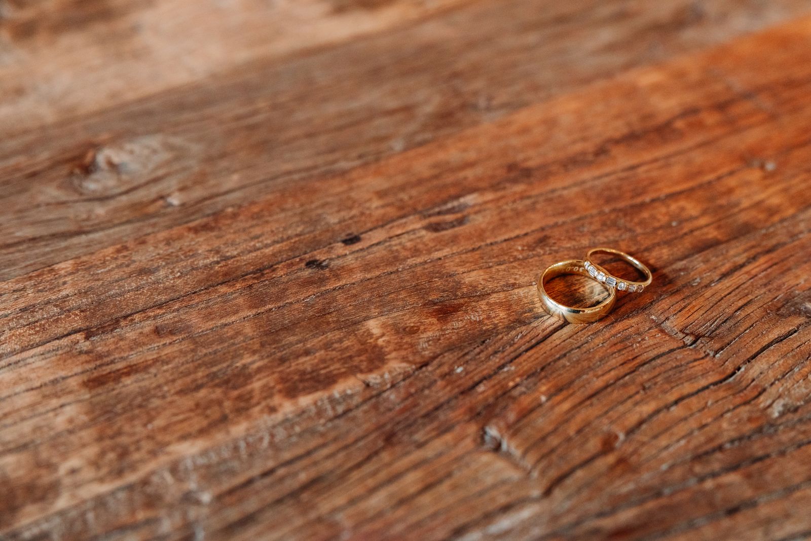 Twee gouden trouwringen op verweerd hout