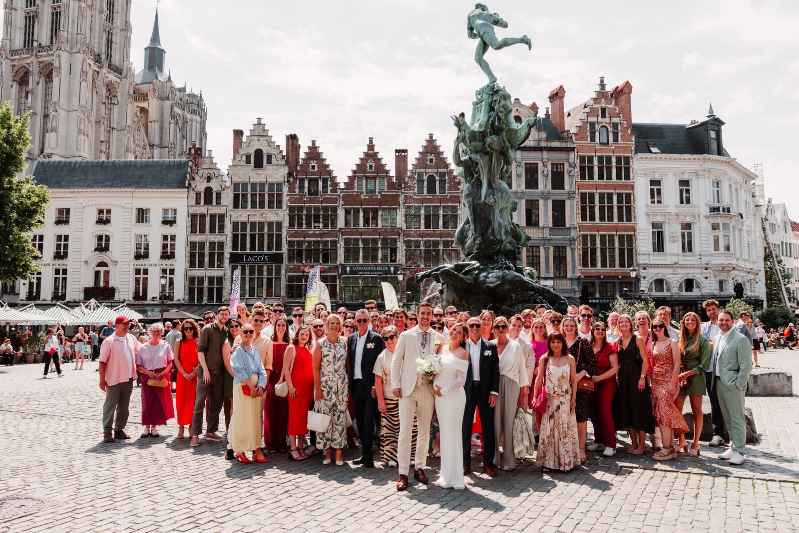 Alle gasten samen voor de Brabofontein op de Grote Markt van Antwerpen