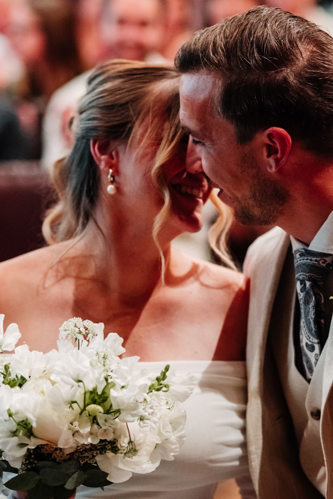 Julie en Olivier hoofd tegen hoofd vlak na het jawoord