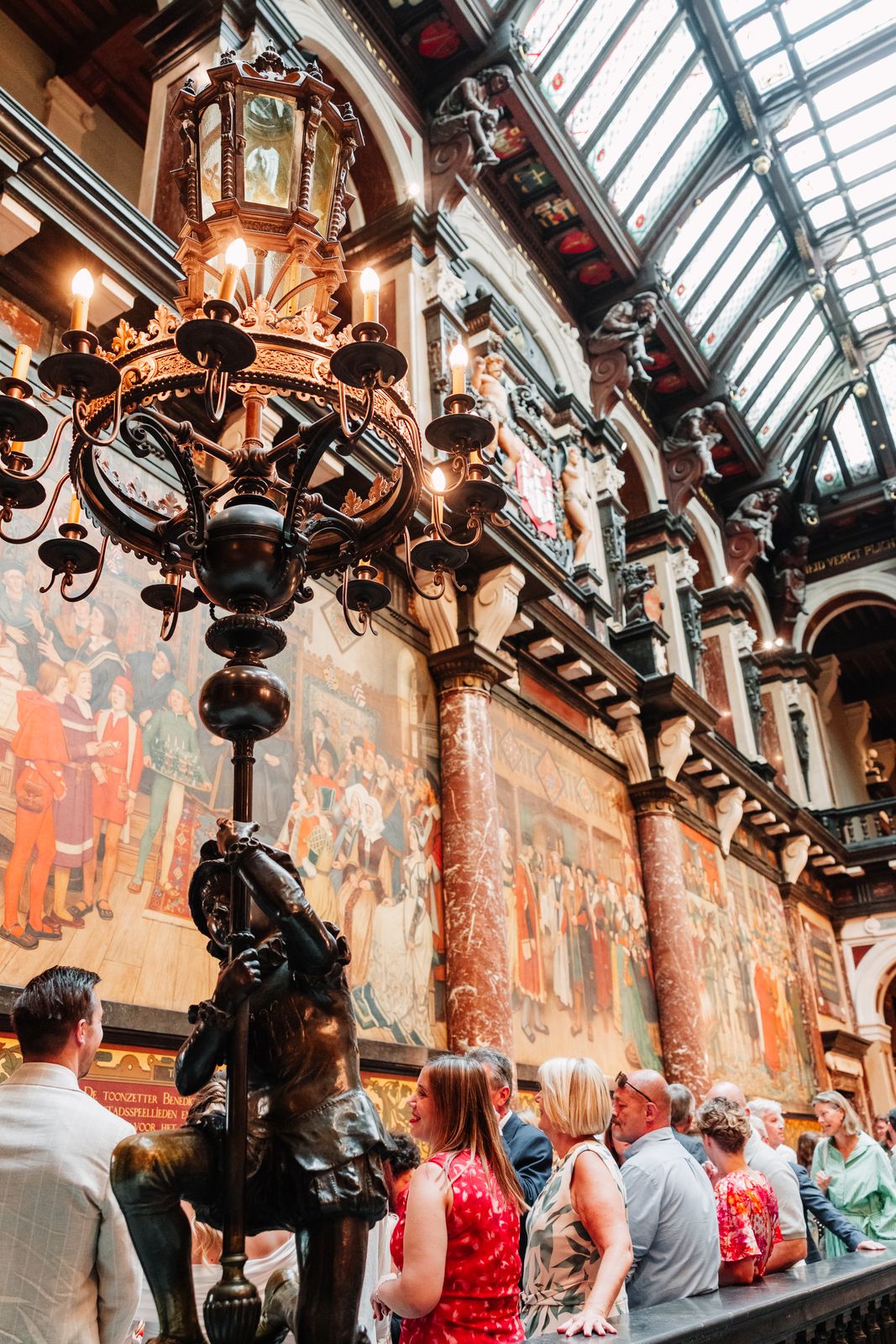 Kandelaar en historische muurschilderingen in het stadhuis van Antwerpen
