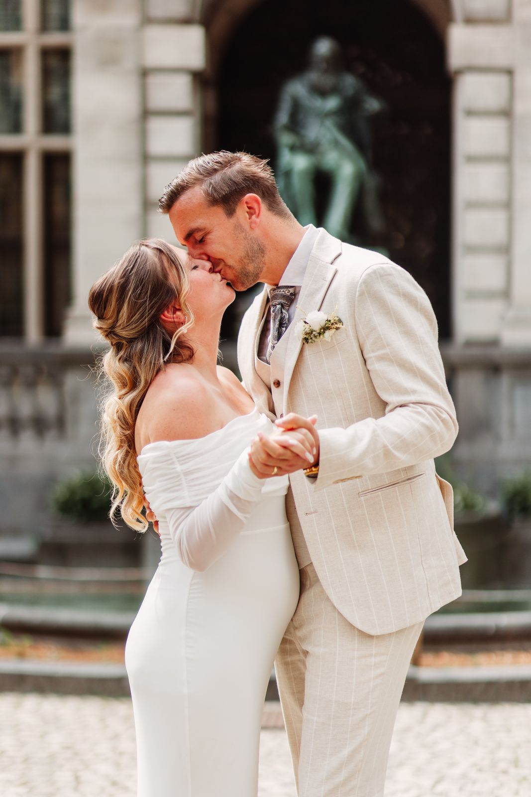 Kus tijdens de fotoshoot van het bruidspaar in Antwerpen