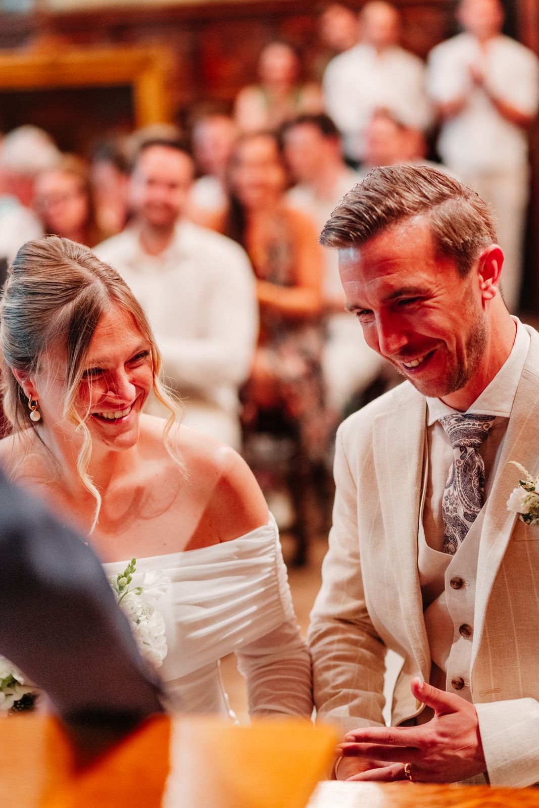 Lachend bruidspaar tijdens de ceremonie in het stadhuis van Antwerpen