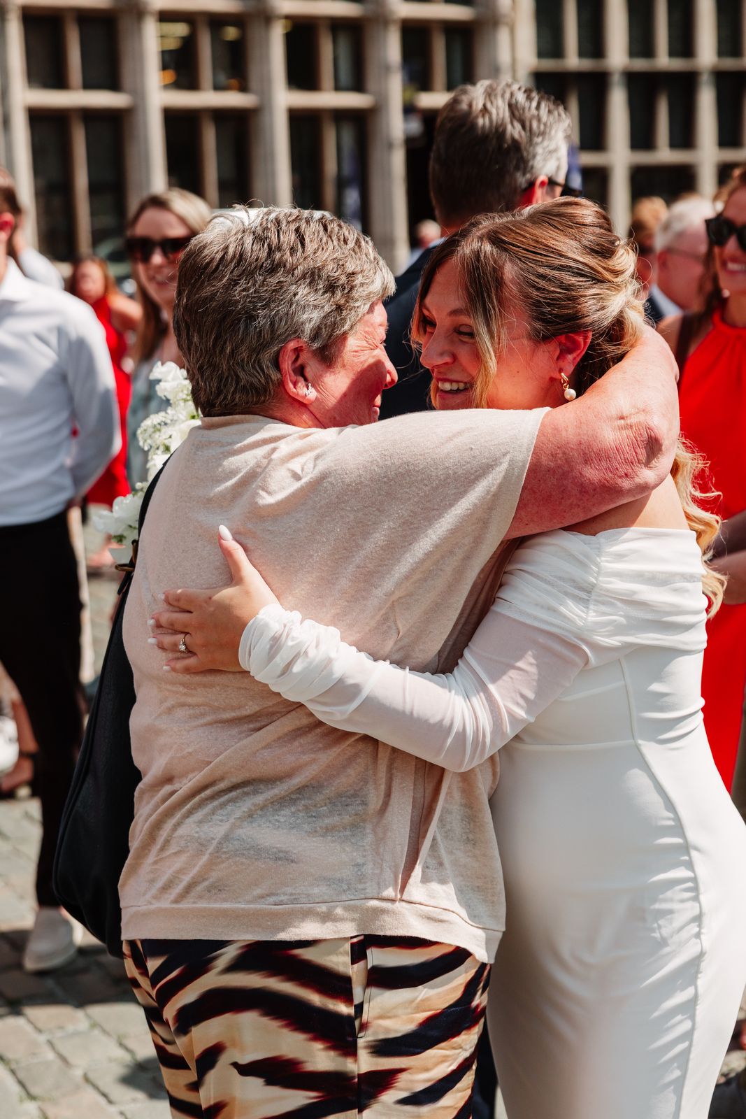 Julie omhelst een dierbare na de ceremonie op de Grote Markt