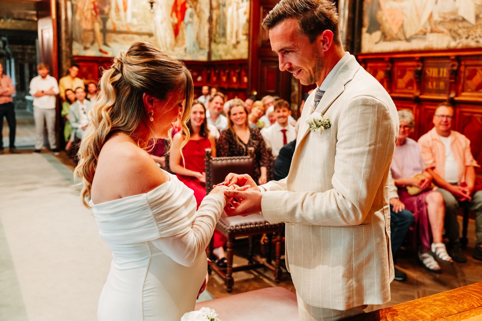 Ringenwissel tijdens de bruiloft van Julie en Olivier in Het Schoon Verdiep van het stadhuis van Antwerpen