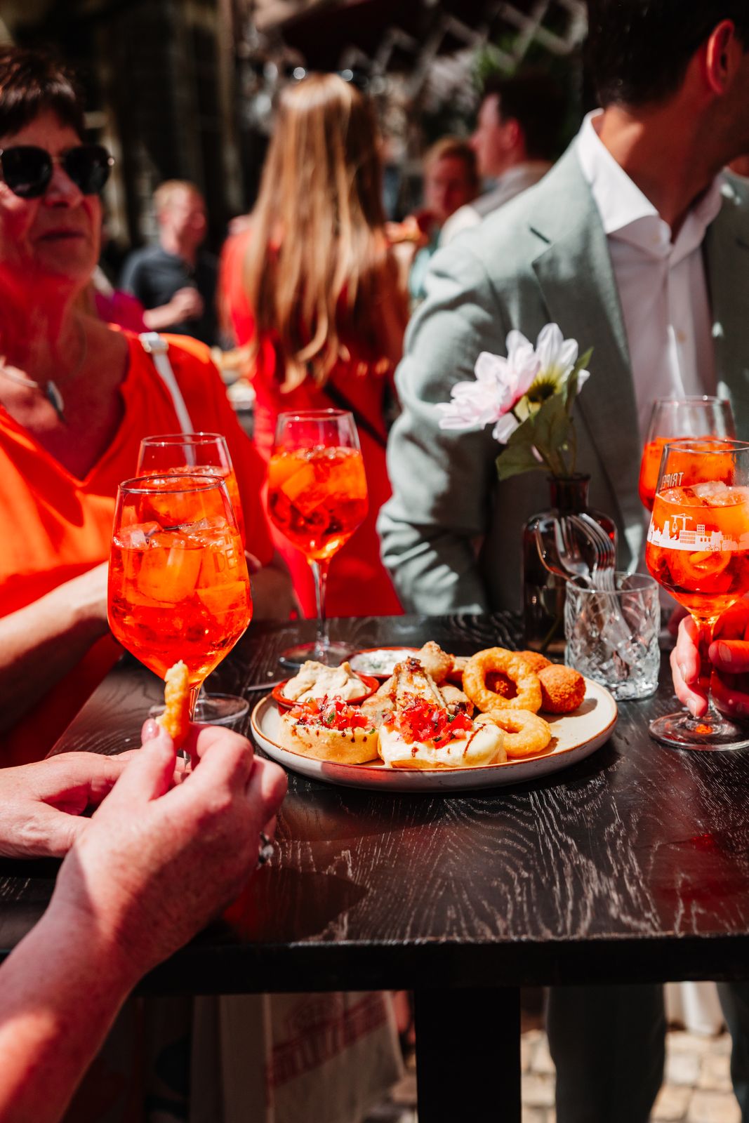 Spritz en hapjes op de receptie op het Hendrik Conscienceplein