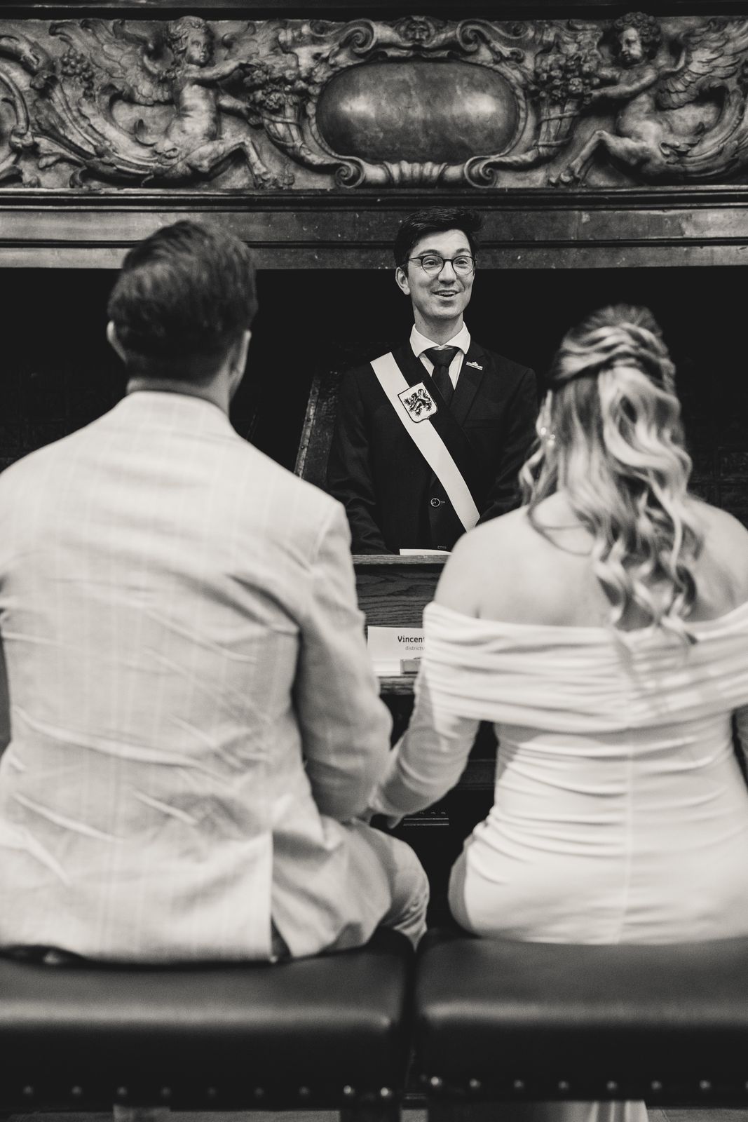 Het bruidspaar voor de trouwambtenaar, monochrome foto
