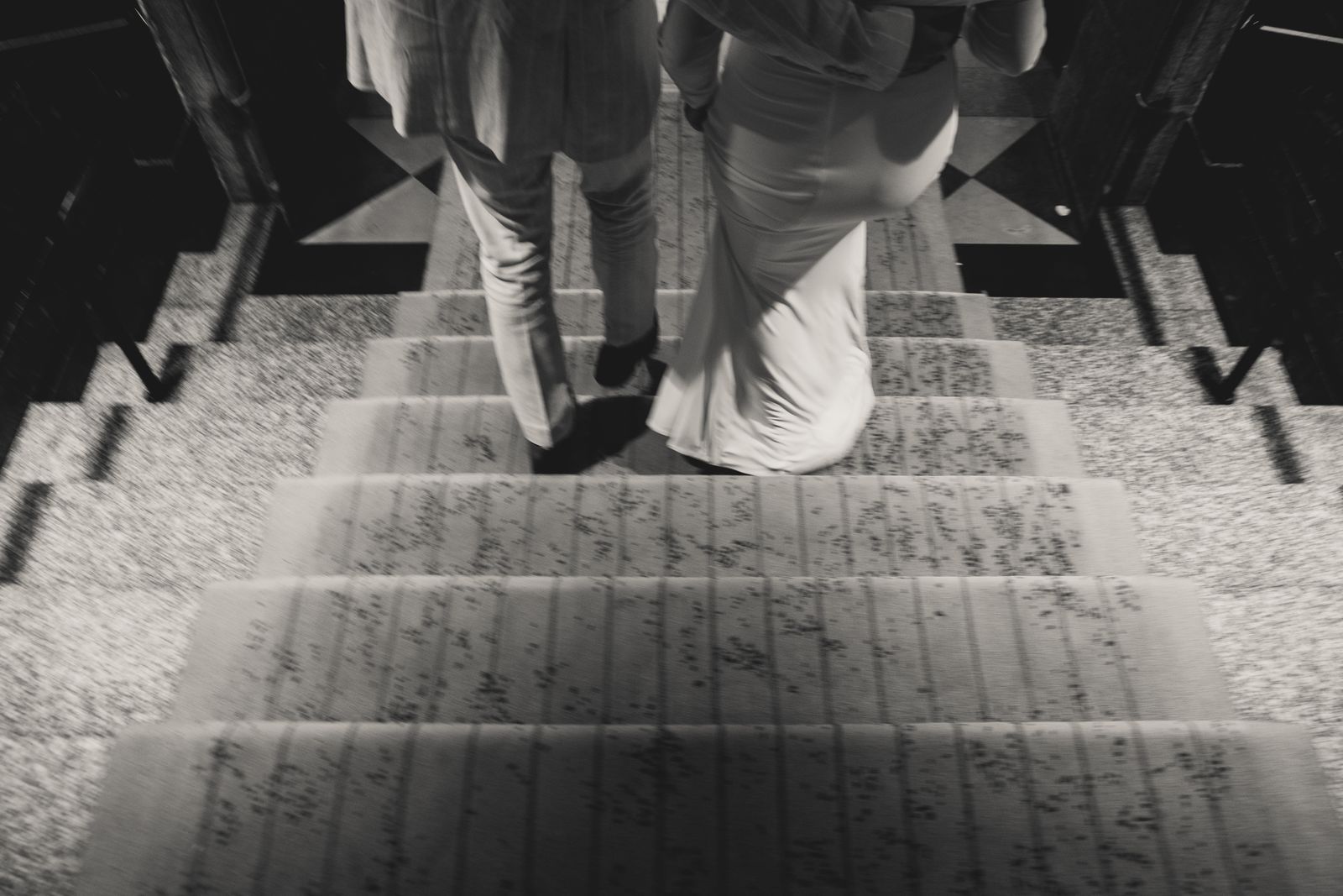 Trouwjurk op de stenen trappen, monochrome detailfoto