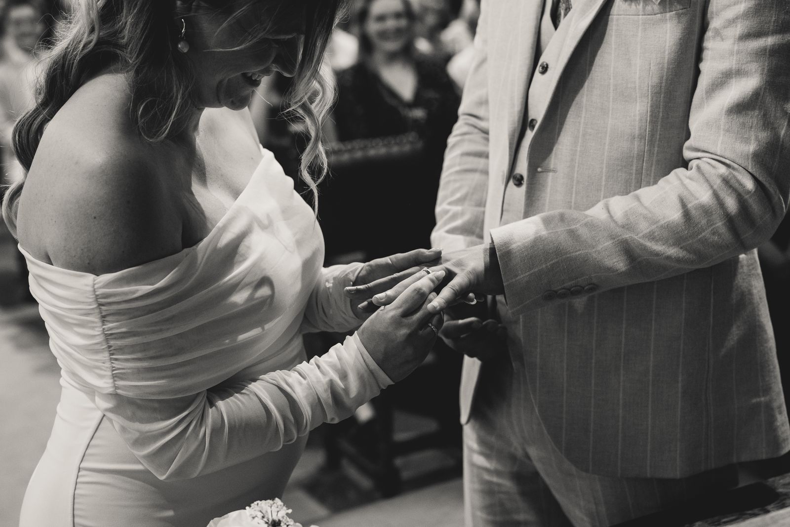 Olivier schuift de trouwring aan de vinger van Julie, monochrome foto