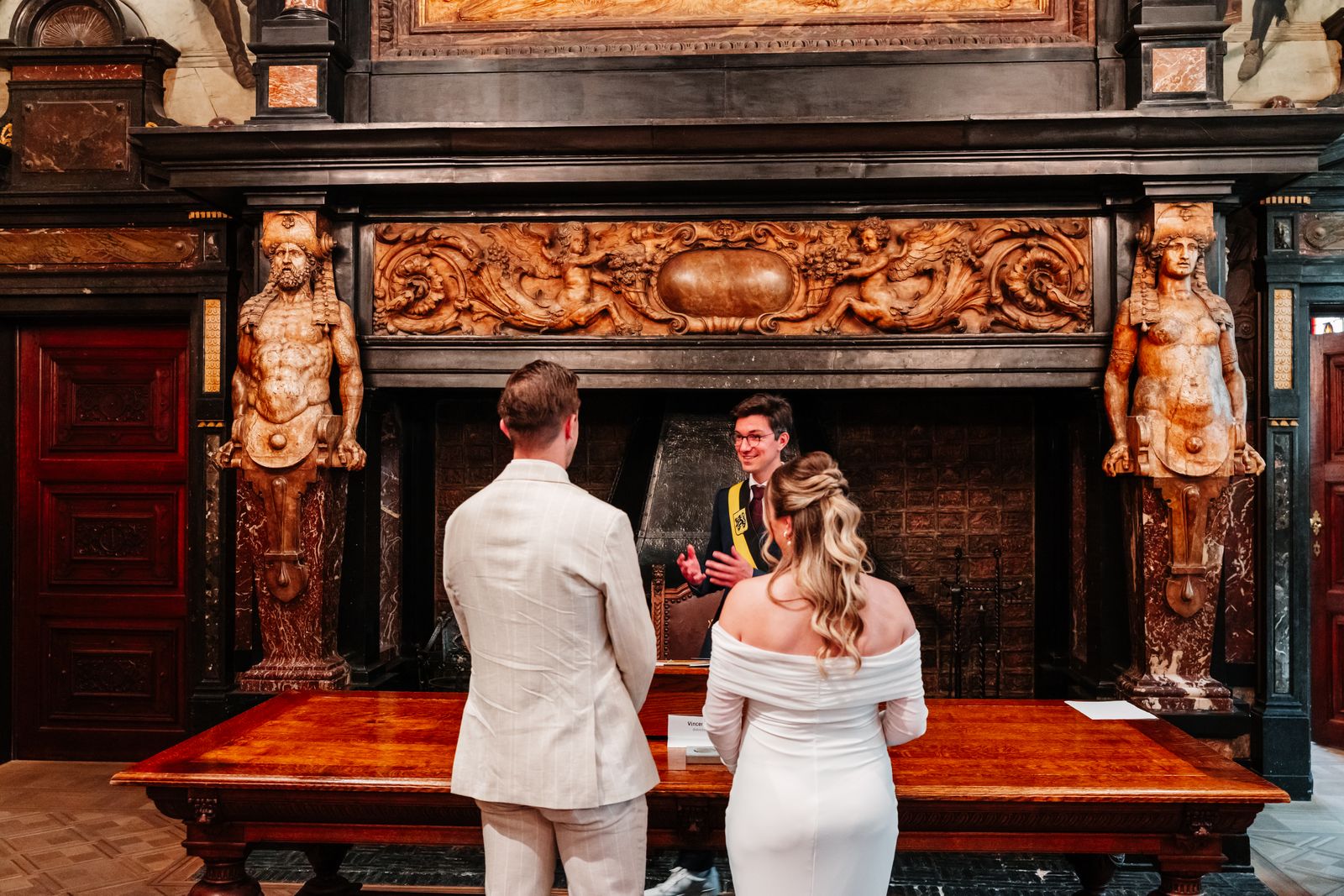 Julie en Olivier voor de monumentale schouw in de trouwzaal van Het Schoon Verdiep