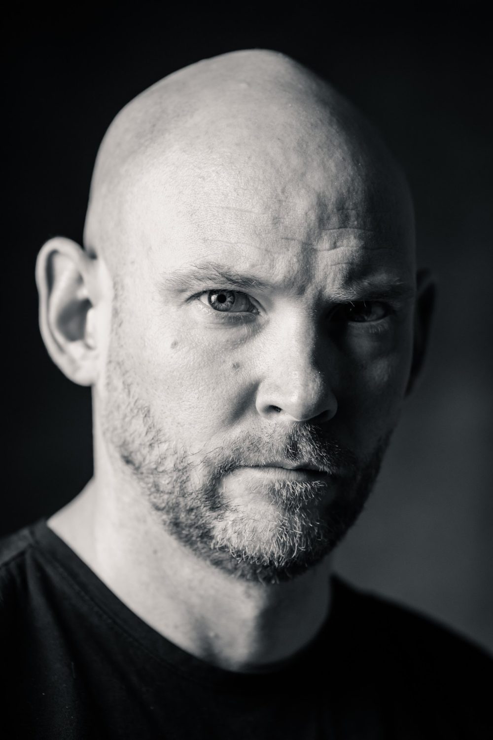Zwart-witportret van de fotograaf achter Woestlicht
